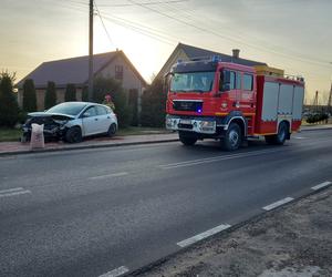 Wypadek w Ambrożowie! Zderzyły się trzy auta, ruch odbywa się wahadłowo