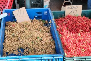 Cena czereśni i truskawek na łódzkich targowiskach. Zobacz, ile kosztują owoce w Łodzi