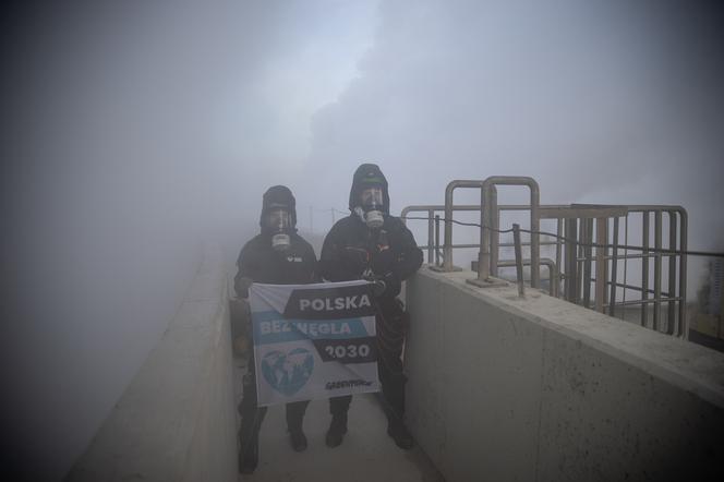 Aktywiści Greenpeace protestowali na chłodni kominowej elektrowni Bełchatów przeciwko bierności polityków wobec kryzysu klimatycznego