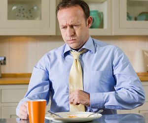 Nigdy nie rób tego po obiedzie. Znany dietetyk ostrzega przed konsekwencjami