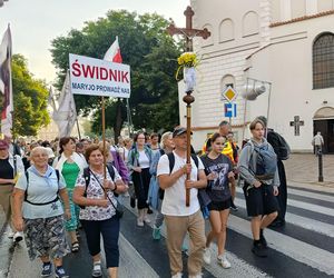 „Niezbędne są sprawdzone buty, dużo wody i pozytywne nastawienie”. Lubelscy pielgrzymi ruszyli do Wąwolnicy