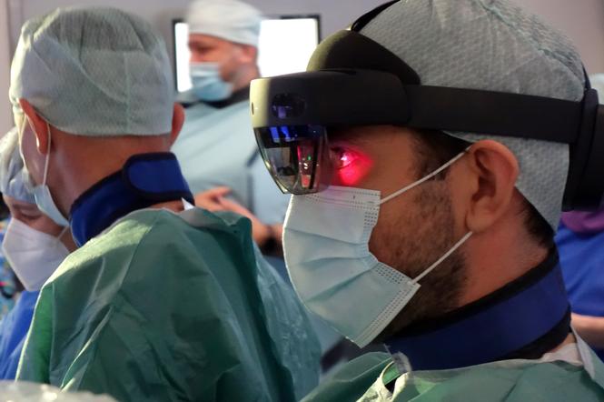 Chirurdzy w specjalnych okularach, a sama operacja trochę jak science fiction. W Lublinie wykonano innowacyjny zabieg.  