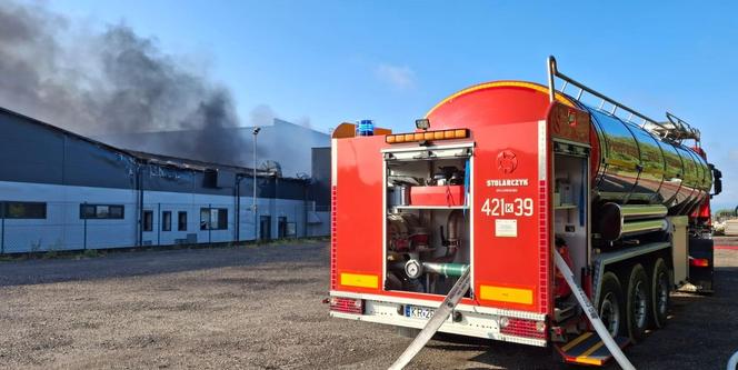 Pożar w magazynie firmy spożywczej. Słup ognia i dymu widać z daleka. 200 strażaków walczy z płomieniami