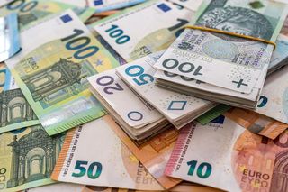 Kursy walut [03.10.2025]. Złoty odrabia straty względem głównych walut