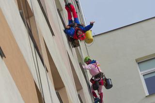 Superbohaterowie za oknami szpitala. Niezwykła akcja!