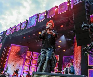 Michał Szpak tak się przejął na scenie, że zgubił mikrofon! Na szczęście nie był sam