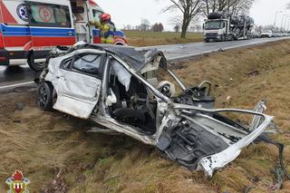 Wyleciał z drogi na łuku. Samochód rozerwało na dwie części. Wszystko się nagrało
