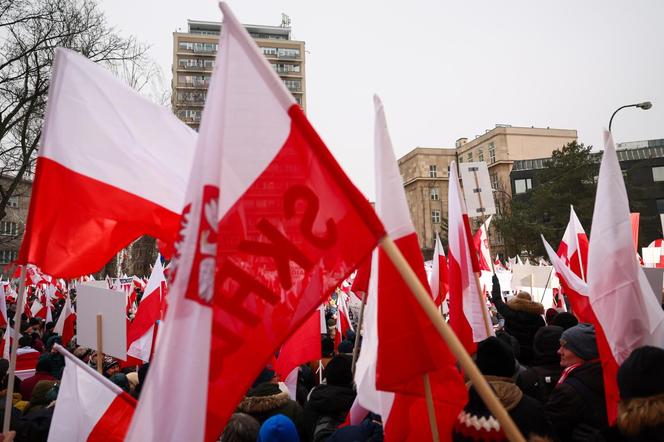 Tłumy rozpoczęły protest pod Sejmem! Uczestnicy solidarni z Mariuszem Kamińskim i Maciejem Wąsikiem