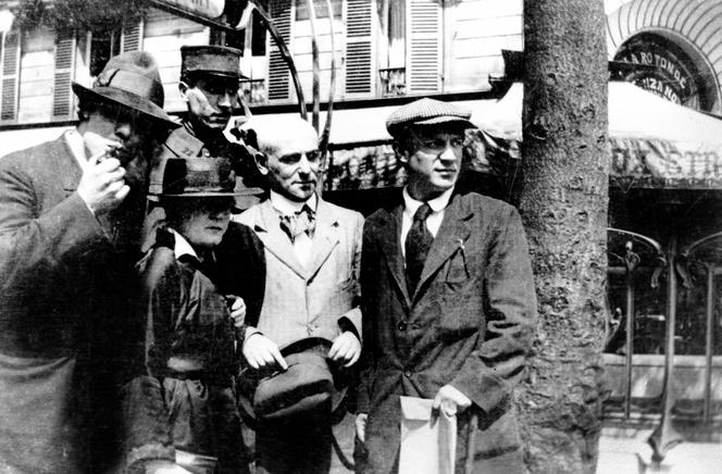 Montparnasse, 1916. Od lewej: Jean Cocteau, Manuel Ortiz de Zárate, Henri-Pierre Roché, Marie Vassilieff, Max Jacob i Pablo Picasso