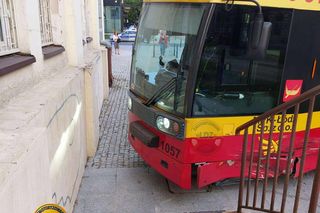 Łódź. Tramwaj wykoleił się po zderzeniu z autem. Zatrzymał się kilkanaście centymetrów przed budynkiem