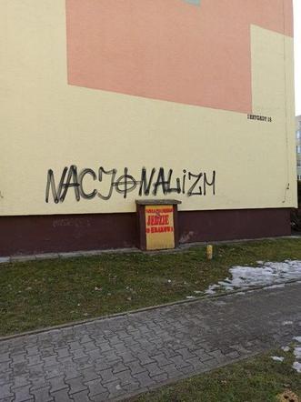 Zniszczone ściany bloków GSM w Nowym Sączu