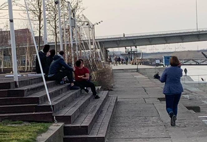 Tłumy nad Wisłą podczas epidemii