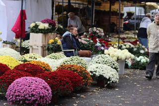 Trwają ostatnie przygotowania. Lublinianie sprzątają groby na 1 listopada
