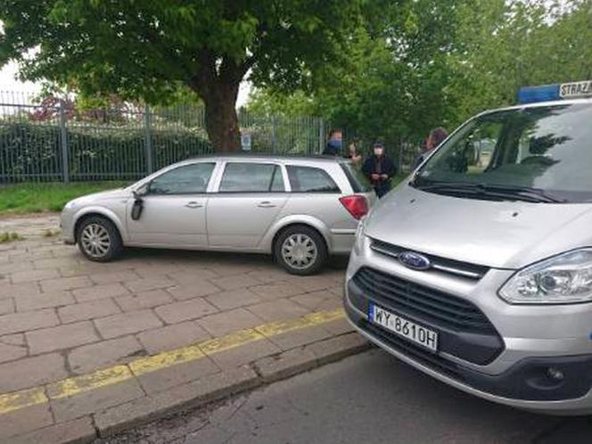 Furiat uszkodził zaparkowane auto