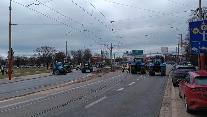 Protest rolników we Wrocławiu. Strajk wymyka się spod kontroli. Urząd Wojewódzki obrzucany jajkami