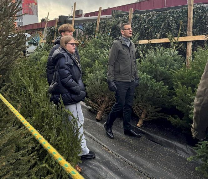 Mateusz Morawiecki wybiera choinkę na bazarze. Do świąt przygotowuje się z rodziną