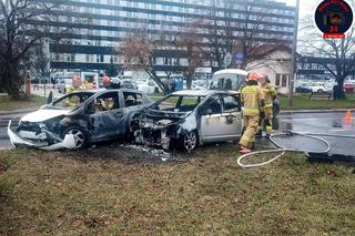 Warszawa, Ochota. Dwa auta doszczętnie spłonęły! Dramatyczna akcja strażaków