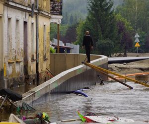 W Głuchołazach sceneria jak z czasów wojny. Mieszkańcy: „Chleba nam potrzeba” 