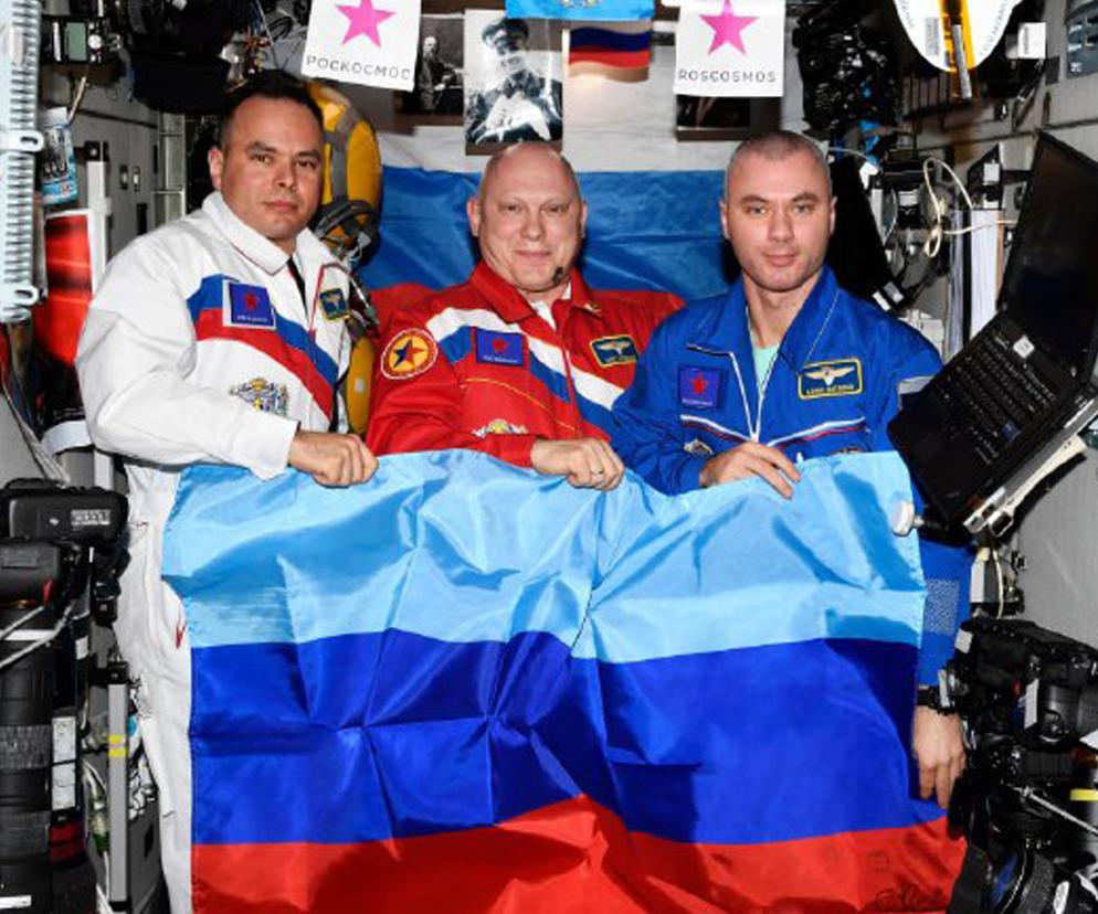 Ukraina/ MSZ: Rosja eksportuje swoje barbarzyństwo nawet w kosmos (flaga Donbasu na Międzynarodowej Stacji Kosmicznej) 