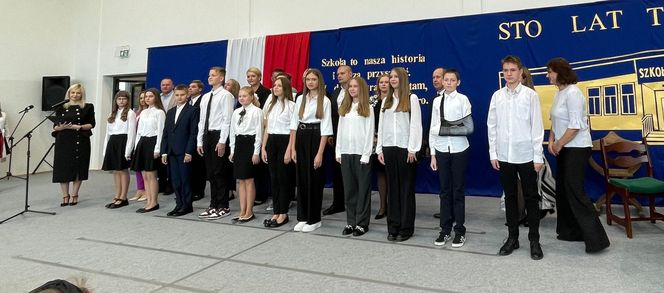 Pierwsza Dama uczciła z uczniami 100 lat od nadania imienia Stefana Batorego Szkole Podstawowej w Liwie