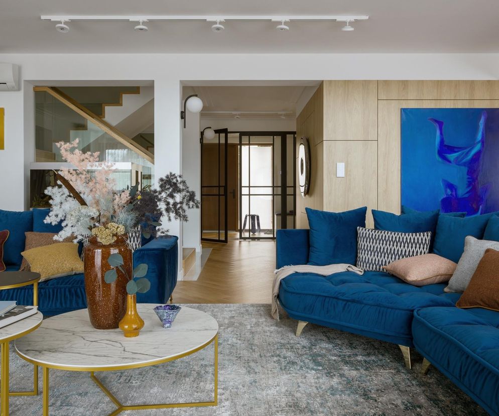 To wnętrze to poezja formy i koloru. Szafirowy akcent robi całą robotę!