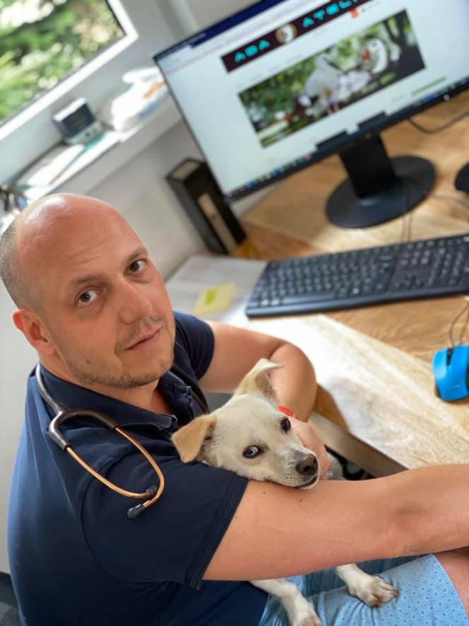 Pies haruje za pracowników lecznicy
