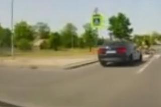 Poważny wypadek w Toruniu. Pijany kierowca BMW staranował rowerzystę