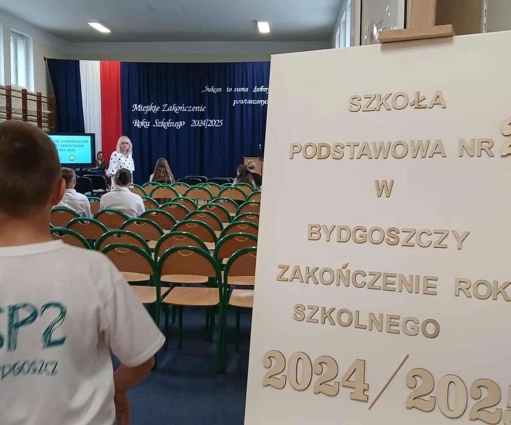 Uczniowie odebrali świadectwa. W bydgoskich szkołach zabrzmiał ostatni dzwonek przed wakacjami [GALERIA]