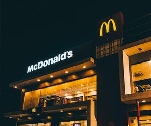 Fikcyjna marka WcDonald’s w McDonald’s!