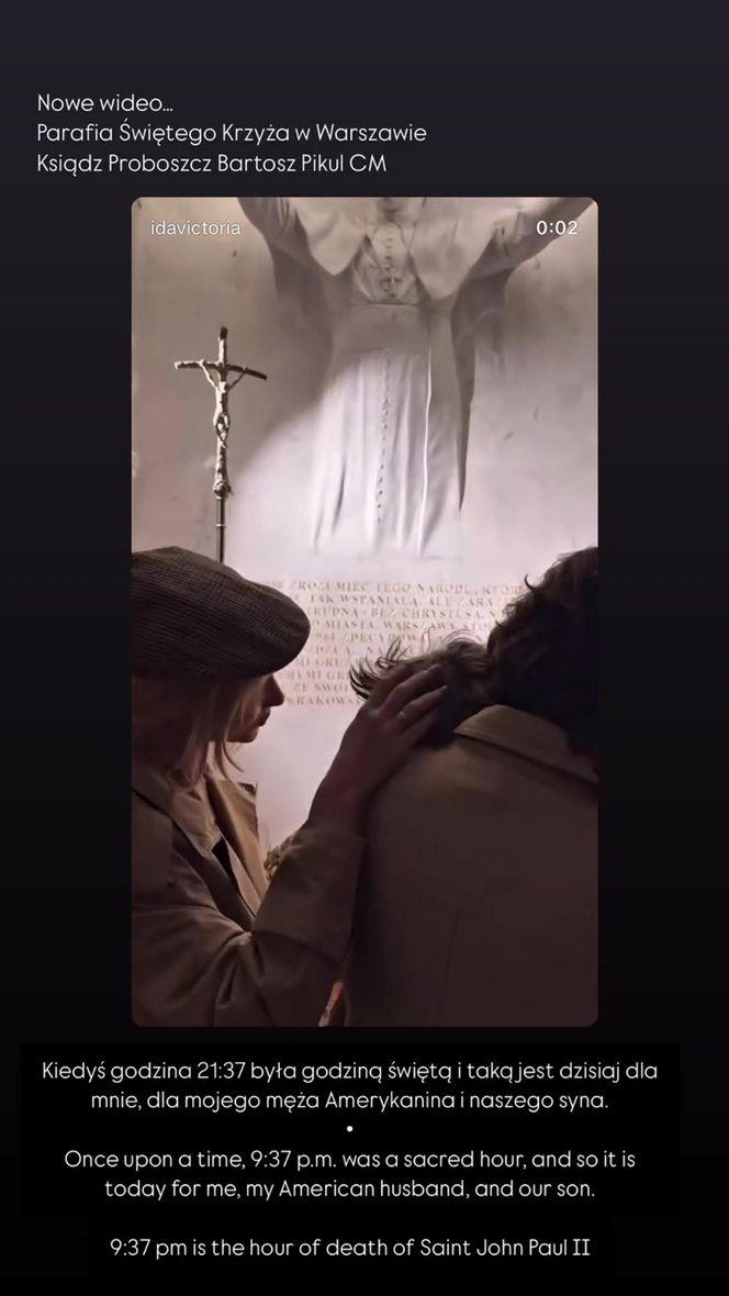 Ida Nowakowska relacjonuje wizytę w kościele. Smutna, poważna mina