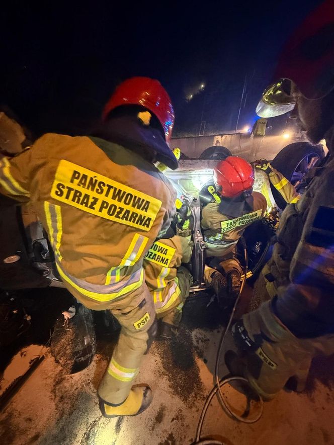 Groźny wypadek w Gdańsku. Dachowanie auta na ul. Sucharskiego