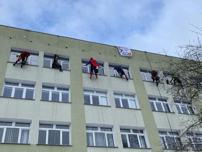 Finał WOŚP 2021 Gdańsku. Alpiniści umyli okna w szpitalach 31.01.2021