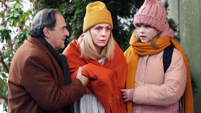 Barwy szczęścia odc. 3016. Emilka (Jessica Frankiewicz), Malwina (Joanna Gleń), Jerzy Marczak (Bronisław Wrocławski) 