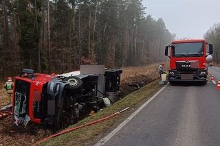 Wypadek w powiecie lublinieckim. Na DW 908 wywróciła się cysterna z paliwem. Kierowca trafił do szpitala