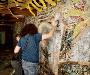 Czyszczenie mozaiki w Kiekrzu z bazgrołów