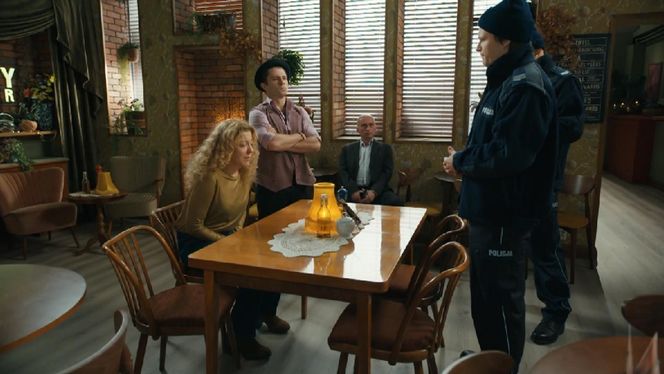 Barwy szczęścia, ostatni odcinek 3194. Żabcia (Hanna Klepacka), Broda (Andrzej Popiel), policjant (Sebastian Magdziński), policjant (Michał Rudnik)