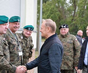 Donald Tusk i Władysław Kosiniak-Kamysz podczas wizyty na Centralnym Poligonie Sił Powietrznych w Ustce