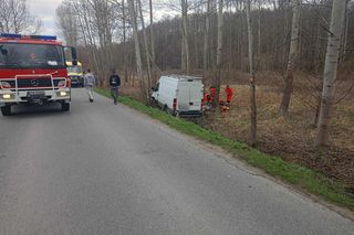 Czermna. Dostawcze IVECO roztrzaskało się na drzewie. Nie żyje kierowca