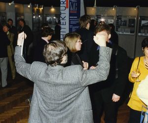 Jerzy Bajerski entuzjastycznie przyjmuje wyniki konkursu. Wystawa pokonkursowa ŻYCIE W ARCHITEKTURZE, 16 STYCZNIA 1998