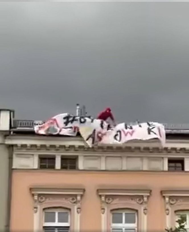 Szok w Gliwicach. Dwóch Spider-Manów rozwiesiło na dachu baner "Byle nie Trzaskowski"