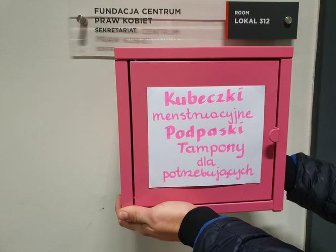 Wrocławianki postawiły skrzynkę z podpaskami i tamponami dla potrzebujących kobiet