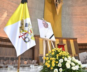 Warszawa żegna papieża Franciszka. Poruszające wpisy w Archikatedrze 