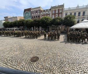 Żołnierze na rynku w Lesznie