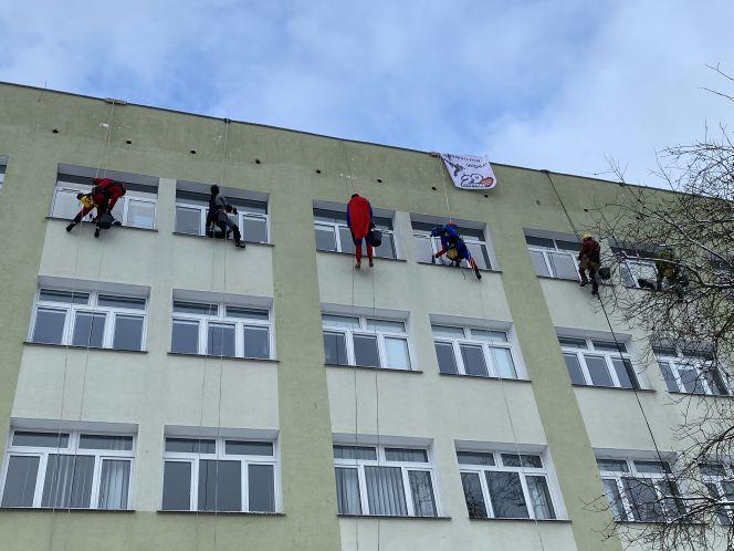 Finał WOŚP 2021 Gdańsku. Alpiniści umyli okna w szpitalach 31.01.2021