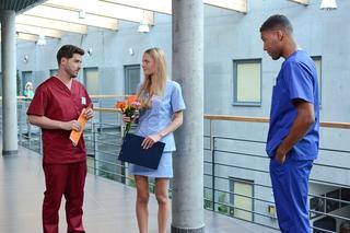 Pierwsza miłość, odcinek 3477: Kacper (Damian Kulec), Weronika (Dominika Kryszczyńska), Samuel (Gamou Fall)