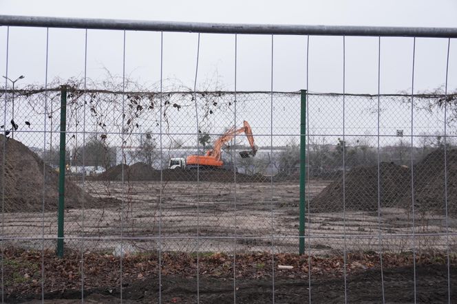 Budowa boisk piłkarskich na tyłach giełdy kwiatowej przy Drodze Dębińskiej