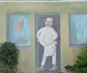 To najsłynniejszy mural w Poznaniu. Jest wizytówką zabytkowej dzielnicy