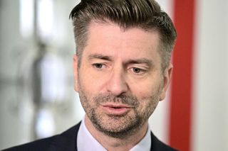 Krzysztof Śmiszek komentuje doniesienia o chorobie. Zapowiada, że nie rezygnuje z pracy