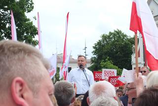 Prezydent Andrzej Duda spotkał się z lublinianami, czekali na niego także tęczowi aktywiści