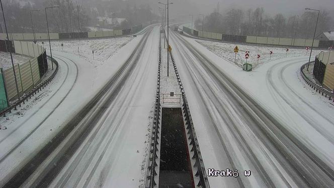 Burza śnieżna przeszła przez Kraków i Małopolskę. trudne warunki na drogach [ZDJĘCIA, WIDEO]